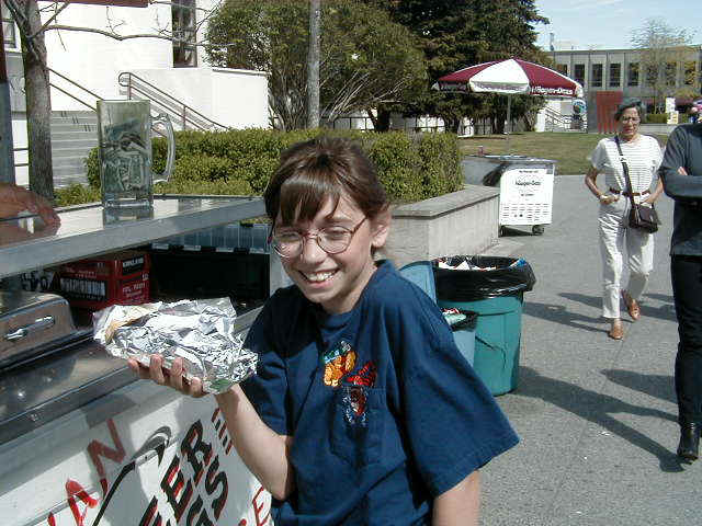 hotdogirl.jpg (62427 bytes)